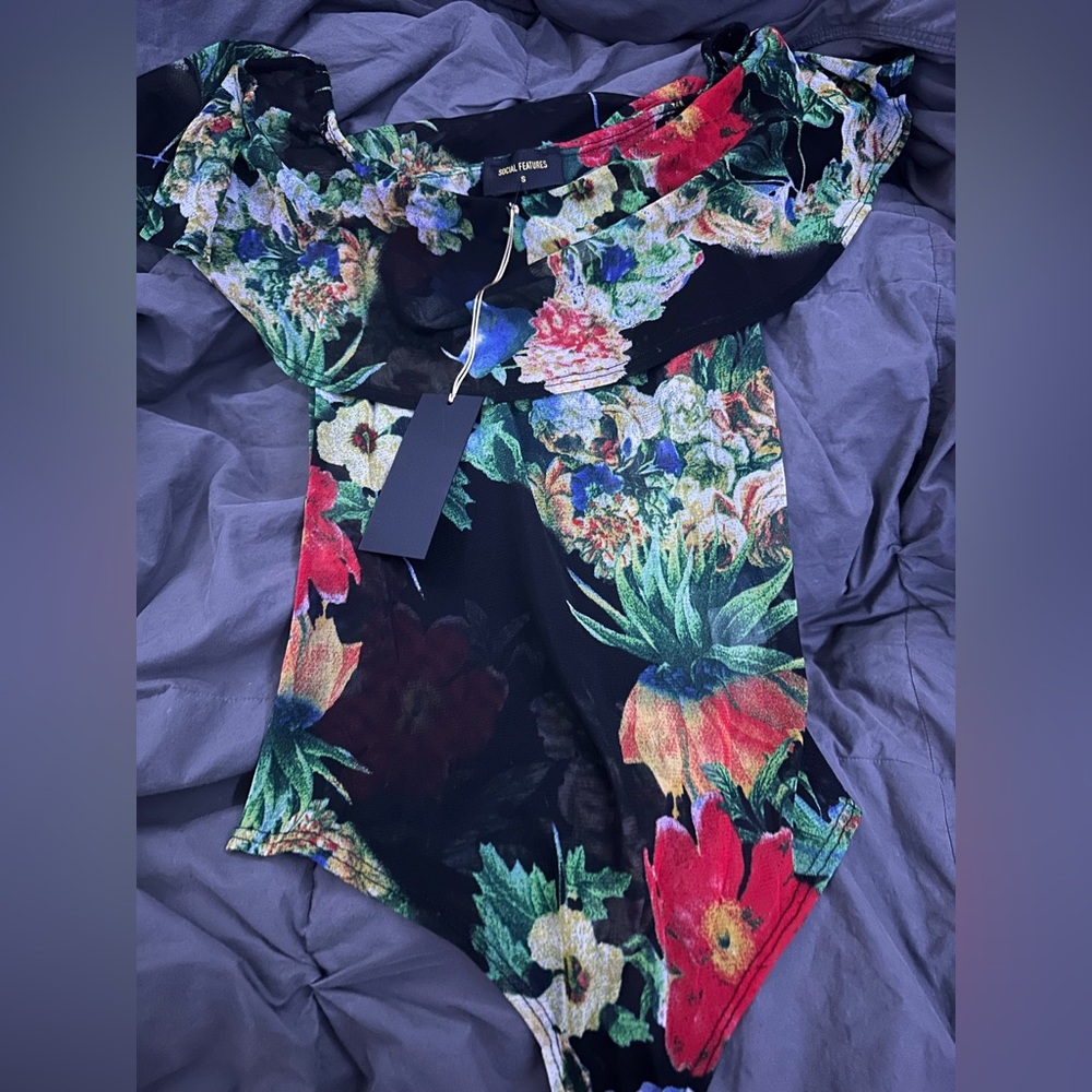 Social features floral sheer bodysuit size S NWT